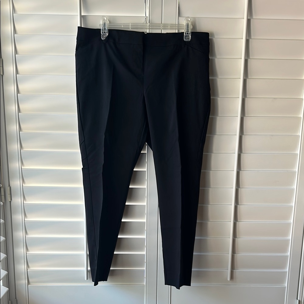 NWT Van Heusen women’s black pants.  Size 12 short.